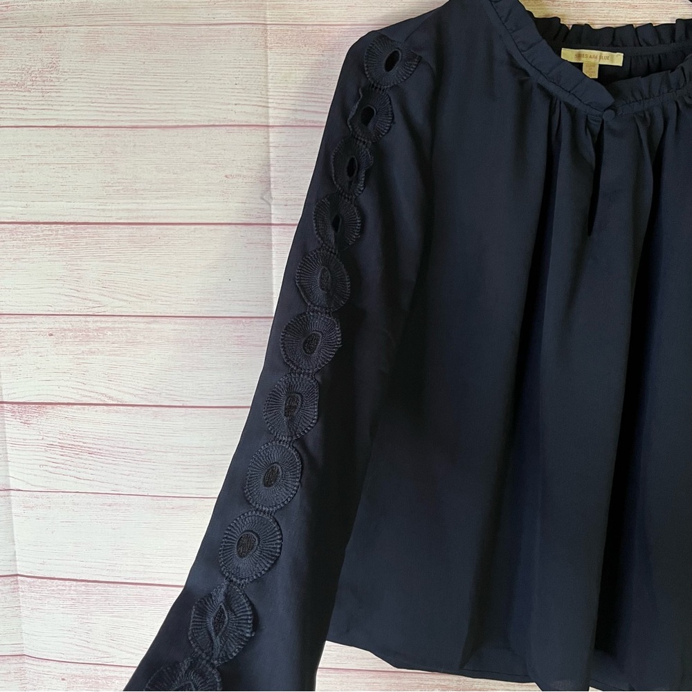 Skies and Blouse Navy Blue Long Embroidered Lace Cut Out Sleeve Size Small - Picture 6 of 7